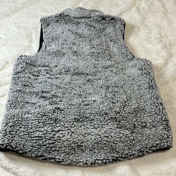Sherpa Reversible‎ Vest - Picture 2 of 10